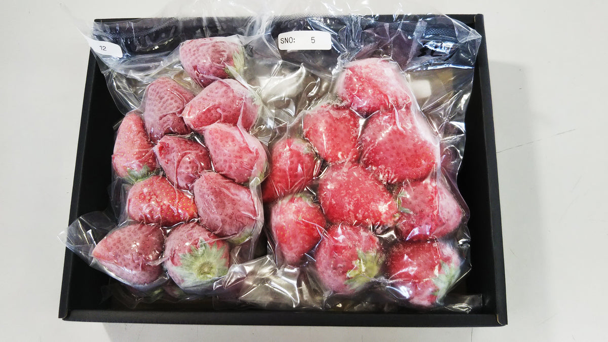 岡いちご園】瞬間凍結いちご「赤い誘惑」（大粒ヘタ付き・4袋入り